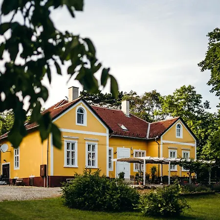 Tusculanum Udvarház Bed & Breakfast *