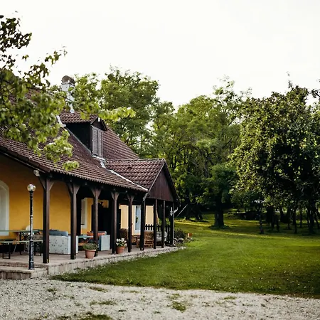 Tusculanum Udvarhaz Bed & Breakfast Mindszentkálla